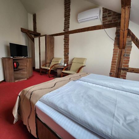 Antique Aparthotel Алба Юлия Екстериор снимка