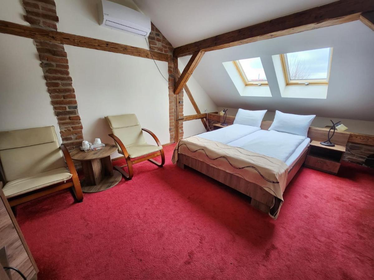 Antique Aparthotel Алба Юлия Екстериор снимка