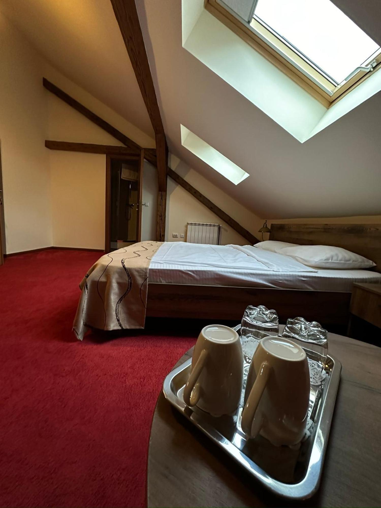 Antique Aparthotel Алба Юлия Екстериор снимка