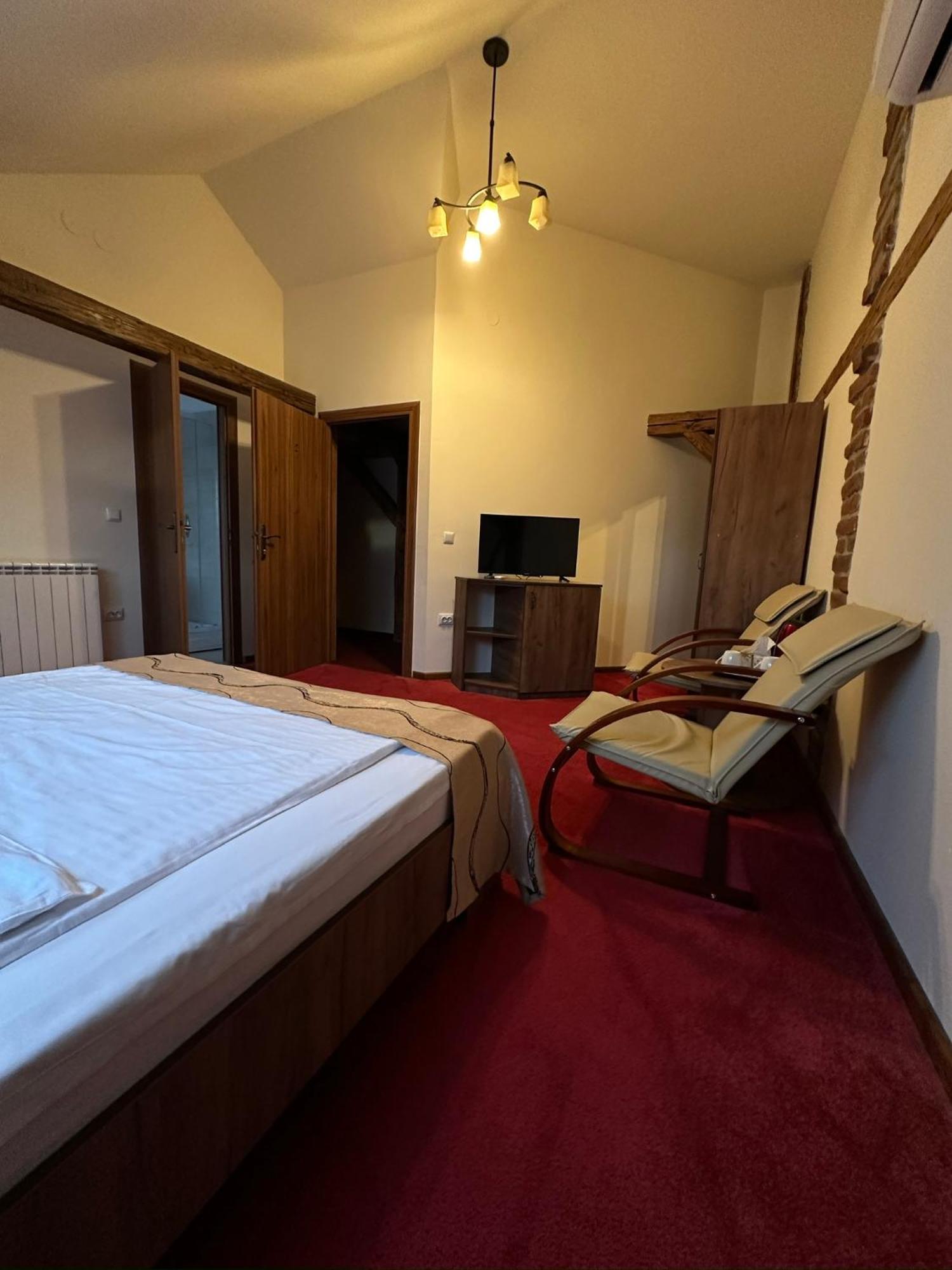 Antique Aparthotel Алба Юлия Екстериор снимка