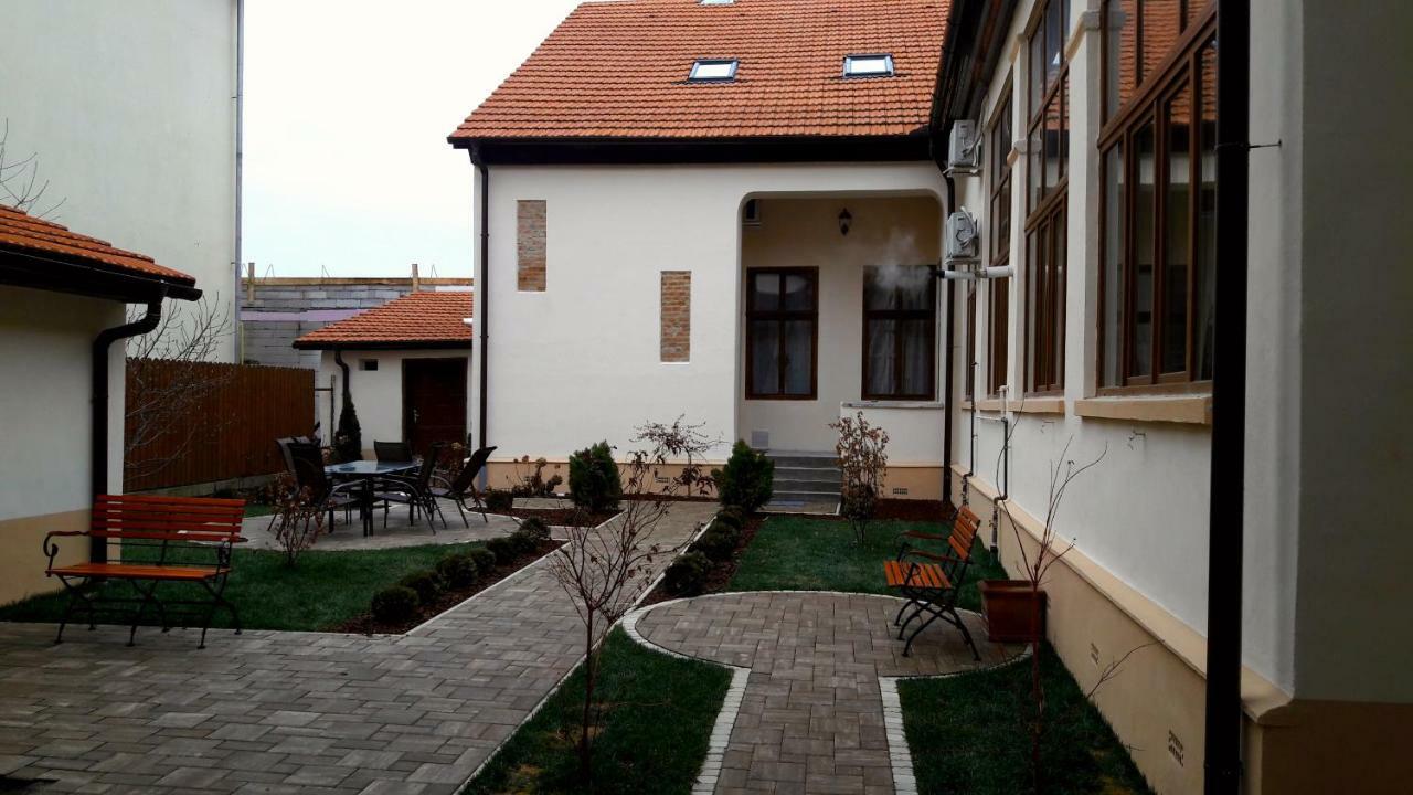 Antique Aparthotel Алба Юлия Екстериор снимка