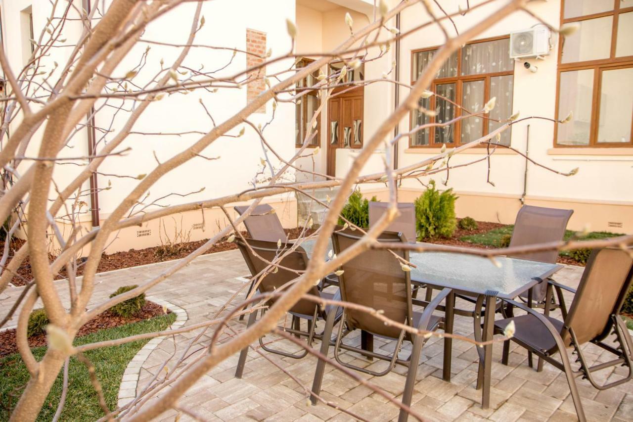Antique Aparthotel Алба Юлия Екстериор снимка