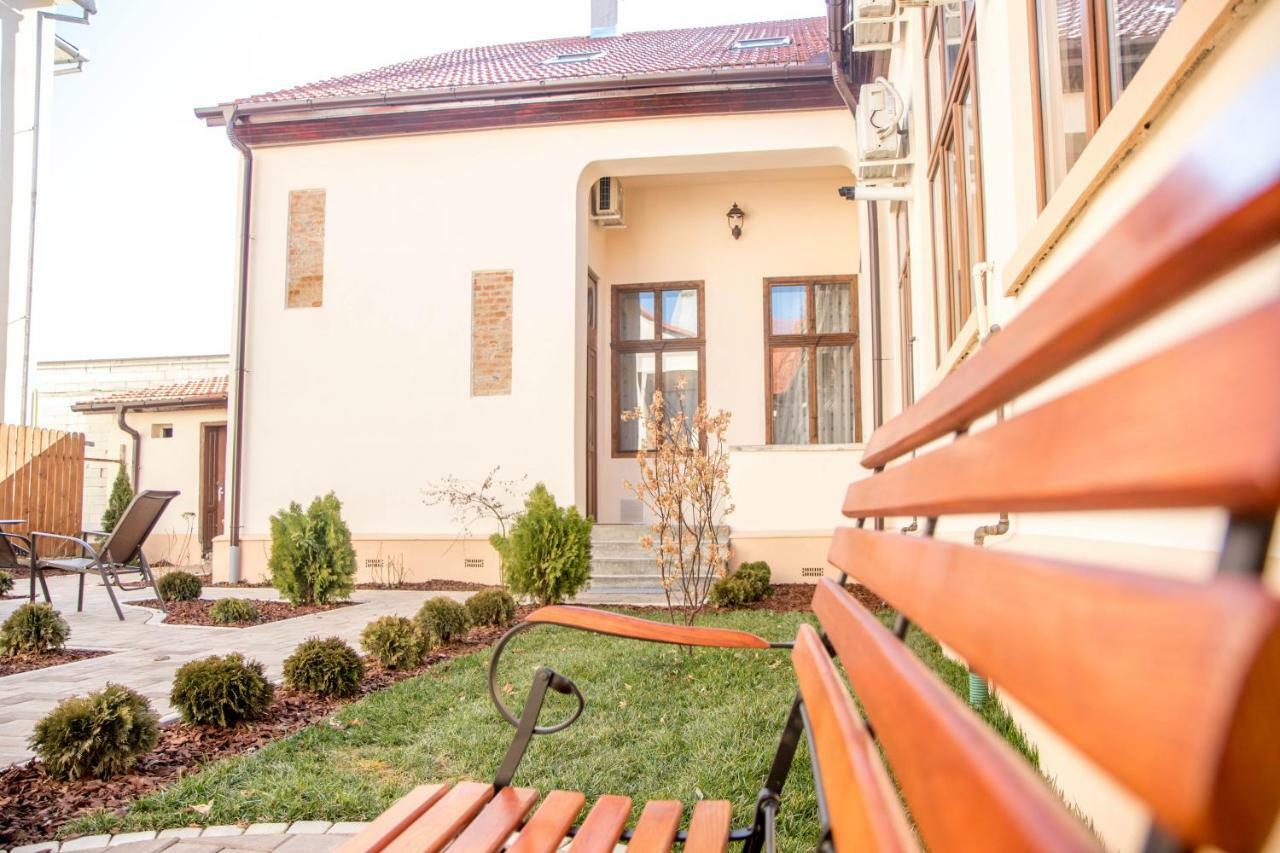 Antique Aparthotel Алба Юлия Екстериор снимка